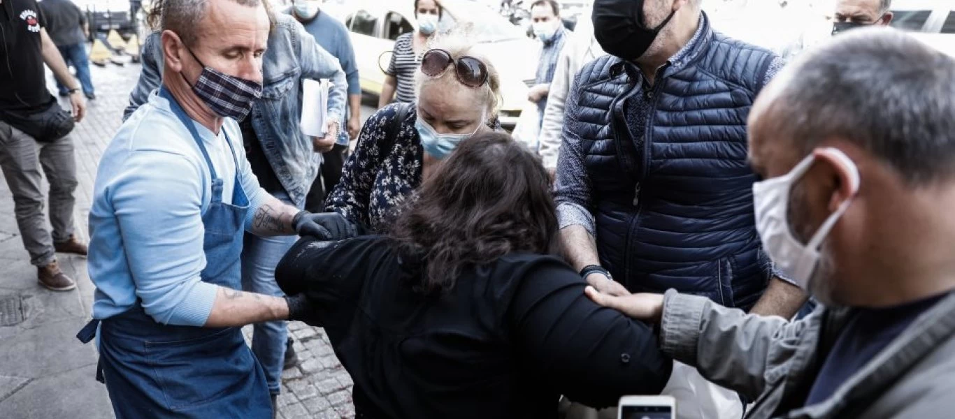 Στην Βαρβάκειο Αγορά ο Γ.Πατούλης - Βοήθησε γυναίκα που σωριάστηκε στο έδαφος (φώτο)